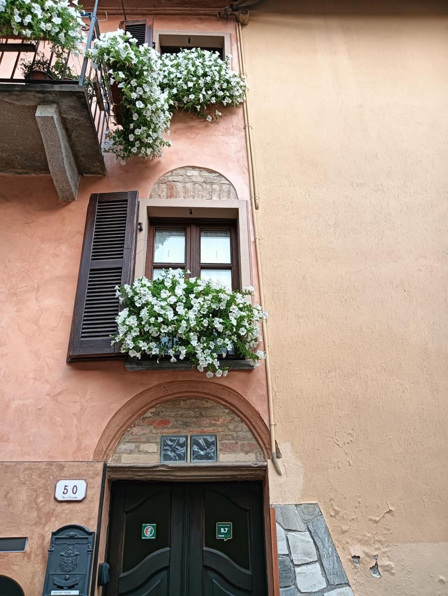 Holiday House Antica Dimora Soggiorni In Langa Centro Storico La Morra Exterior photo